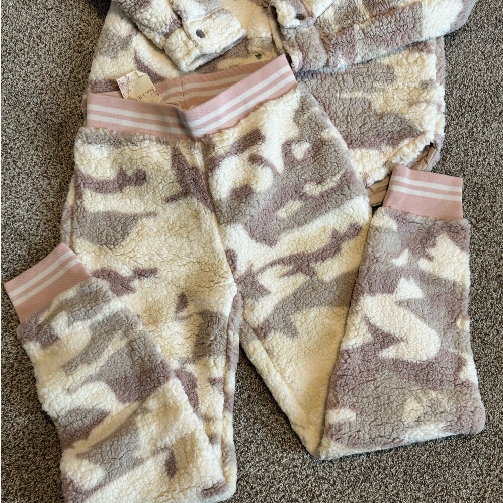 🎀Hem & Thread (Anthropologie) Cream and Pink Camo Sherpa Jacket and Pant Set🌸 - Picture 5 of 9